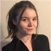 Jeune étudiante proposant des cours d'anglais à domicile